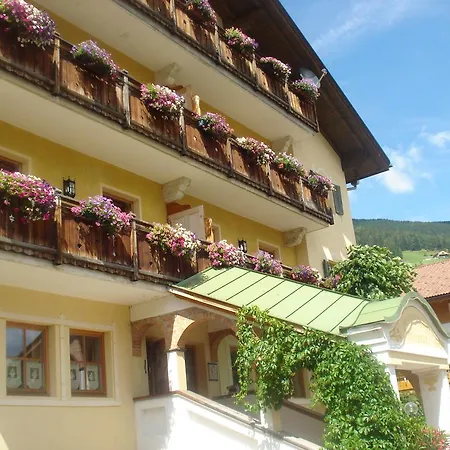 Отель Piccolohotel Tempele Garni Сан-Кандидо