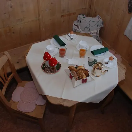 Отель Piccolohotel Tempele Garni Сан-Кандидо